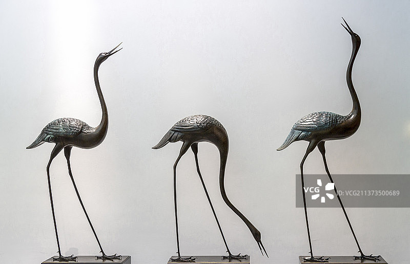 白色背景鹤雕塑图片素材