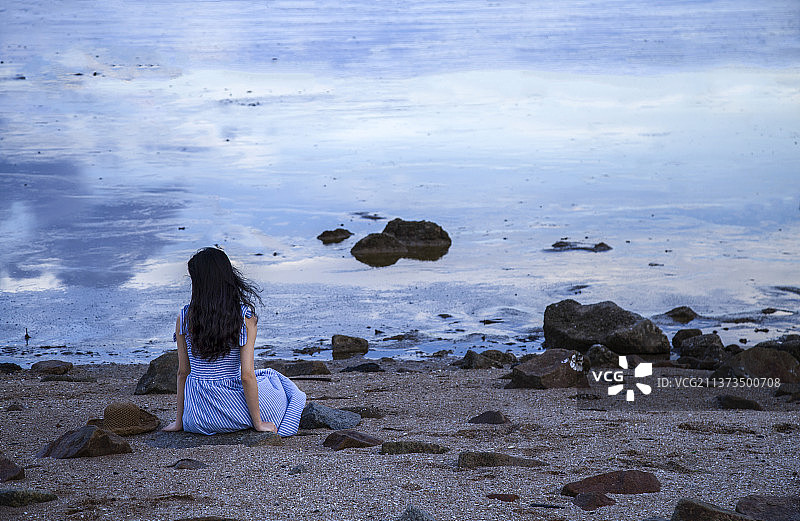 广东台山广海海边少女独坐图片素材