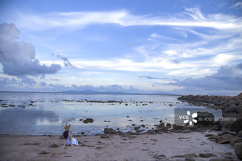广东台山广海海边少女独坐图片素材