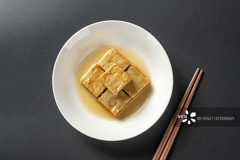 一盘豆腐乳白腐乳与黄豆特写图片素材