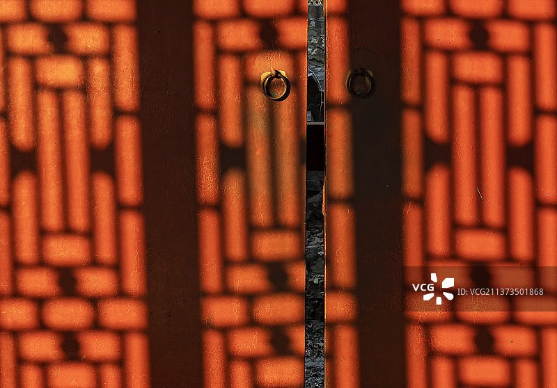 门上的窗影图片素材