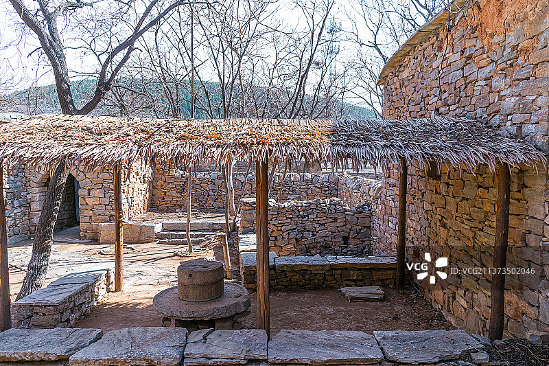 中国传统农业工具设备用品拍摄主题，窝棚下面的古典式的石磨 石槽 碾，户外无人图像摄影图片素材