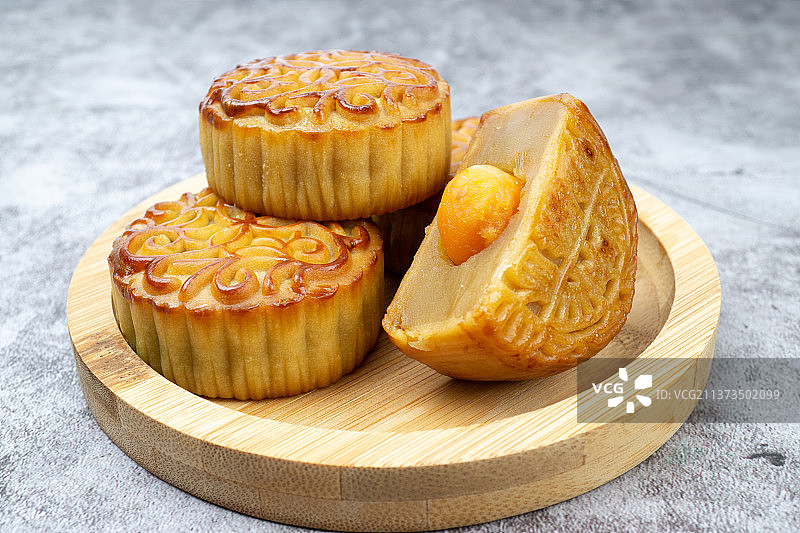 中秋节蛋黄莲蓉月饼图片素材