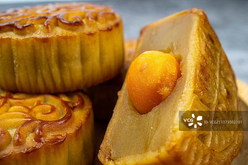 中秋节蛋黄莲蓉月饼图片素材