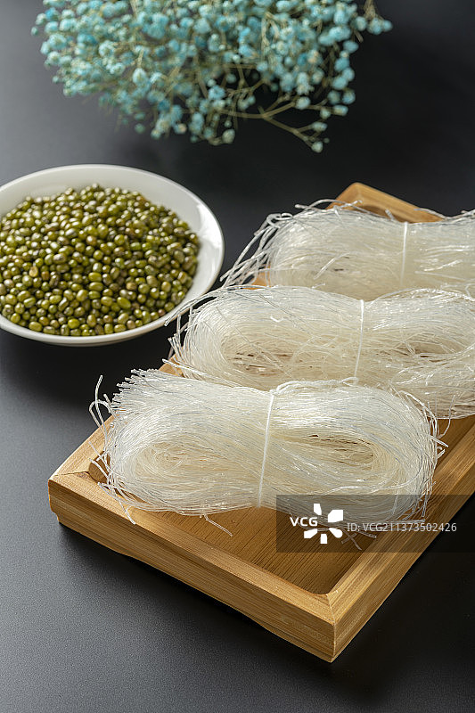 绿豆粉丝粉条与绿豆特写图片素材