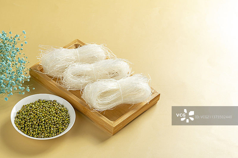 绿豆粉丝粉条与绿豆特写图片素材