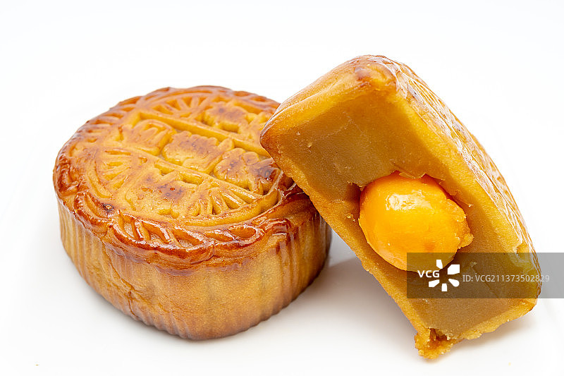 白莲蓉蛋黄月饼图片素材