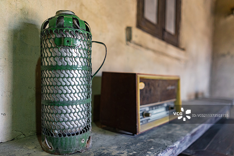 中国乡村风格家用用品拍摄主题，条案上放置的复古收音机和古典式暖壶，户外无人图像摄影图片素材