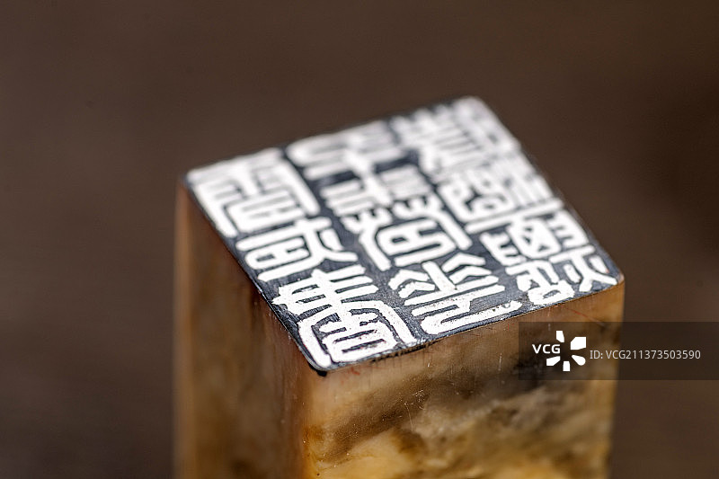 正在篆刻刻制的一方印章图片素材