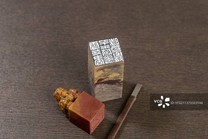 正在篆刻刻制的一方印章图片素材