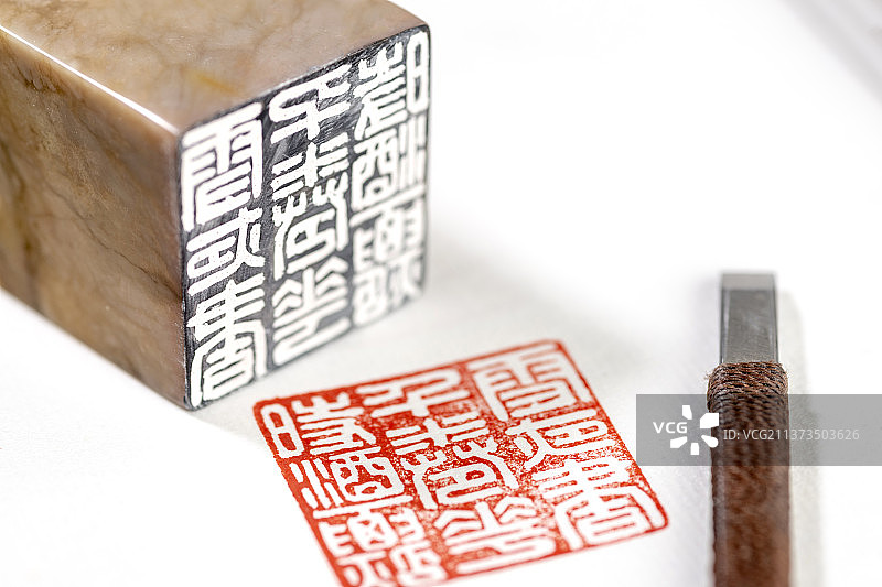 正在篆刻刻制的一方印章图片素材