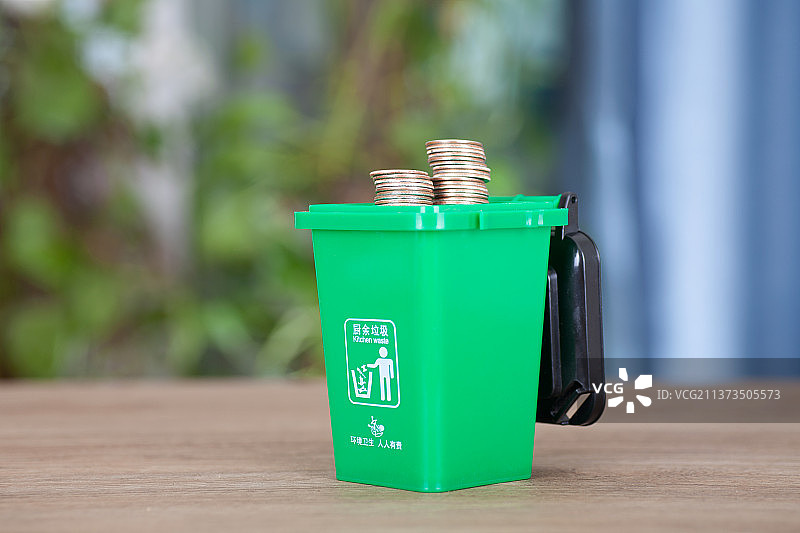 掀开盖子冒出美元硬币的绿色垃圾桶模型图片素材