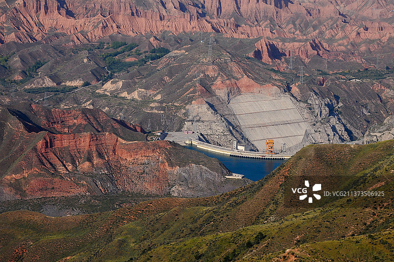 高山环绕的水电站一角图片素材