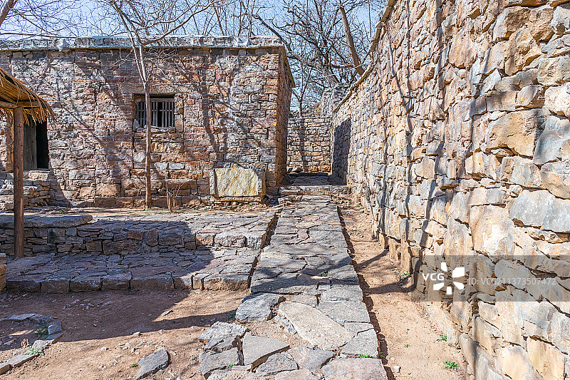 中国乡村风格农家院房屋农舍拍摄主题，古老的中式庭院里的房屋和院落，户外无人图像摄影图片素材