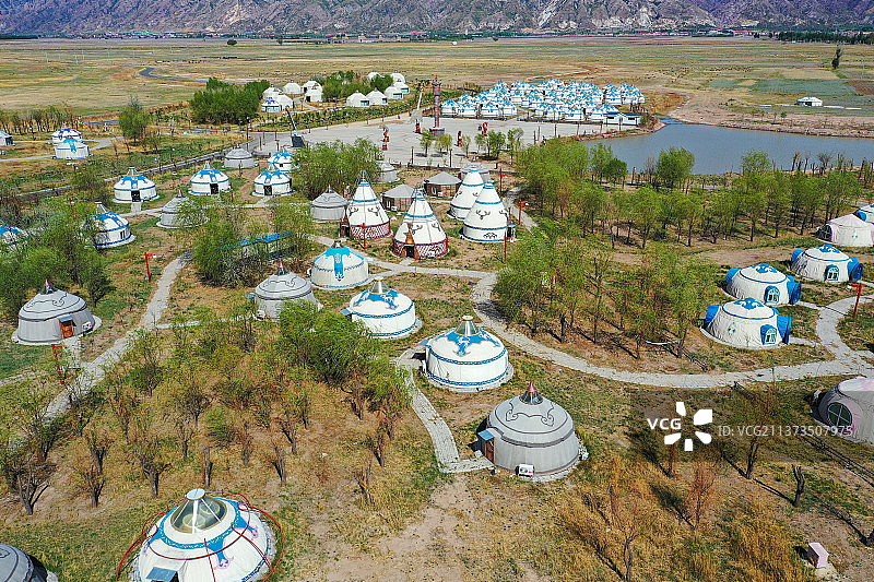 蒙古包与马头琴广场+内蒙古呼和浩特市土默特左旗敕勒川文化旅游区图片素材