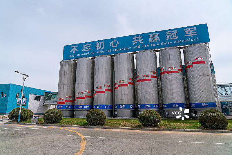 牛奶储存罐+内蒙古呼和浩特市和林格尔县蒙牛工业旅游景区图片素材