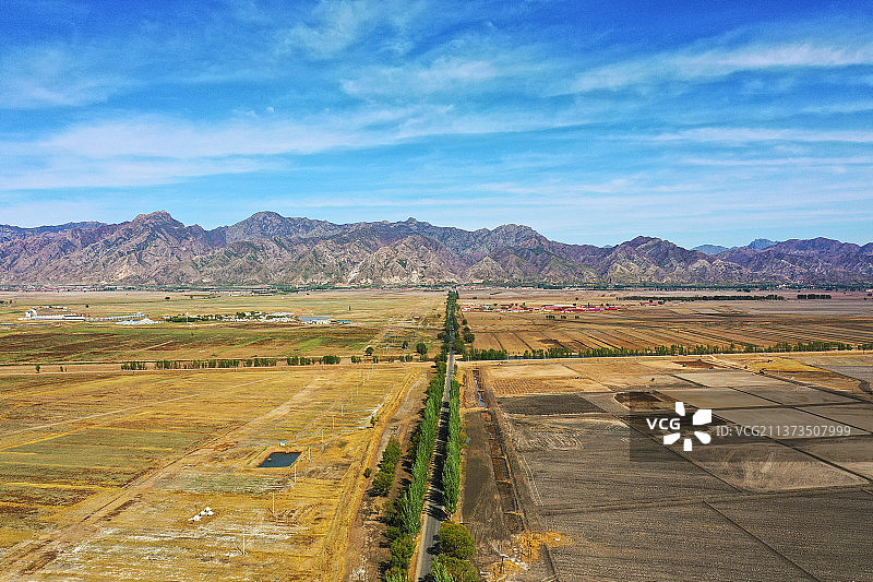 阴山脚下的平原+内蒙古呼和浩特市土默特左旗敕勒川文化旅游区图片素材