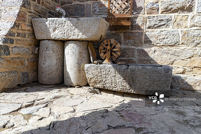 中国山东乡村风格拍摄主题，农舍里的水龙头饮水设备用品和水槽，户外无人图像摄影图片素材