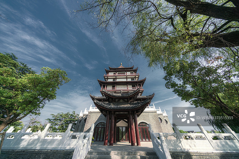 晴朗夏日+江苏省淮安市淮安区钓鱼台公园状元阁图片素材