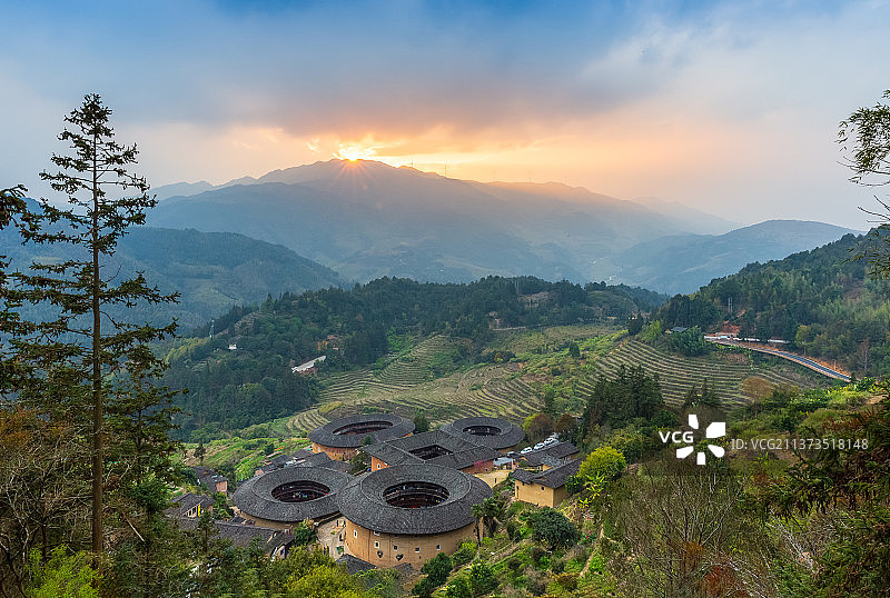“四菜一汤”落日图片素材