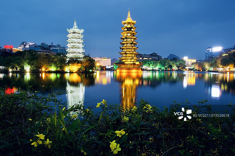 桂林日月双塔夜景图片素材
