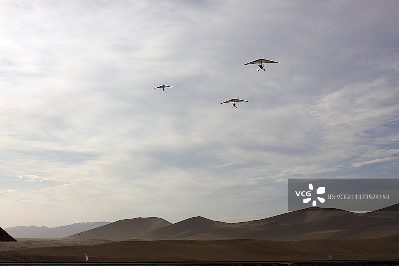 敦煌鸣沙山滑翔机图片素材