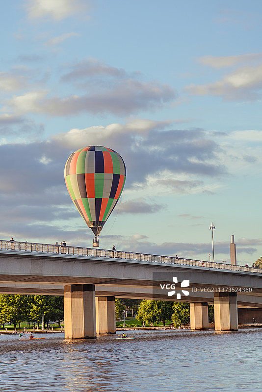 格里芬湖湖桥上空的热气球图片素材