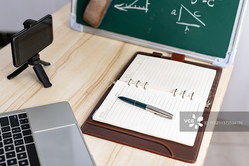 网络办公桌面上打开的记事本和笔记本图片素材