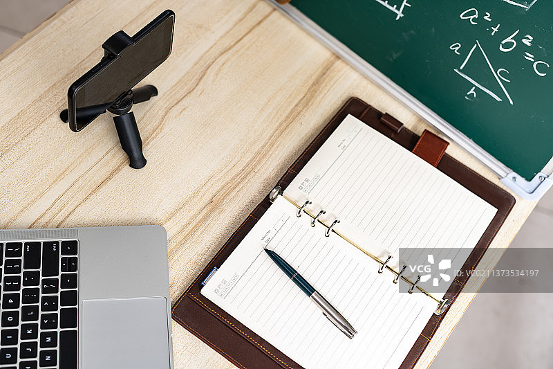 网络办公桌面上打开的记事本和笔记本图片素材