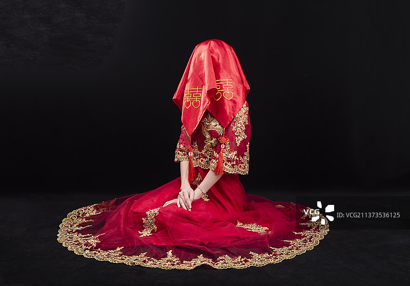 穿着中式秀禾服的女性结婚人像图片素材