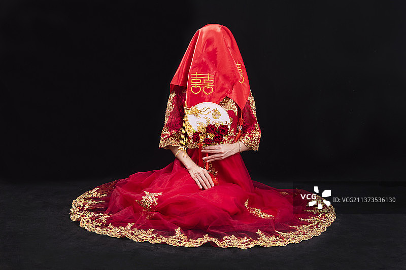 穿着中式秀禾服的女性结婚人像图片素材