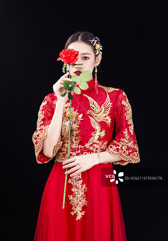 穿着中式秀禾服的女性结婚人像图片素材