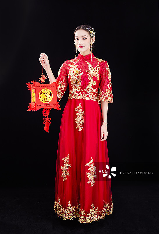 穿着中式秀禾服的女性结婚人像图片素材