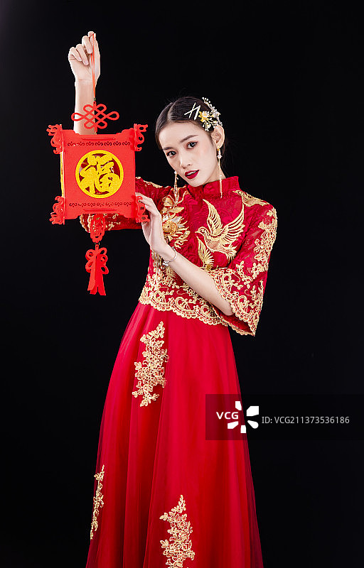 穿着中式秀禾服的女性结婚人像图片素材