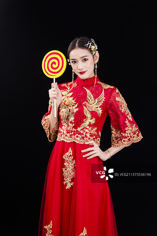 穿着中式秀禾服的女性结婚人像图片素材