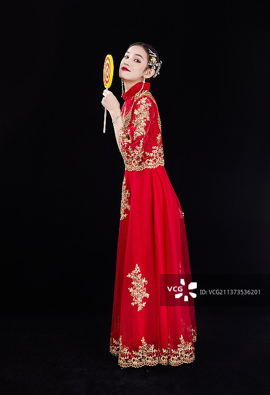 穿着中式秀禾服的女性结婚人像图片素材