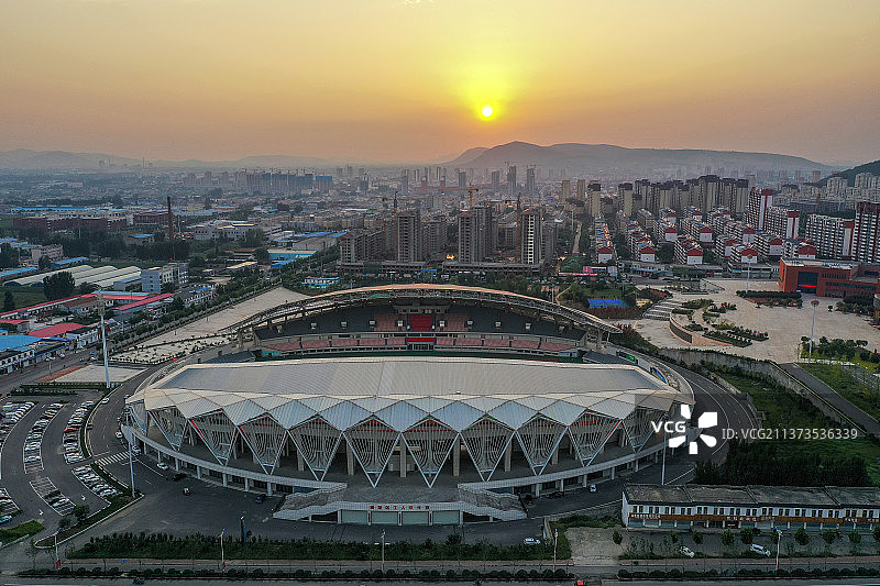 夕阳下的体育场+山东省枣庄市驿城区文体中心图片素材