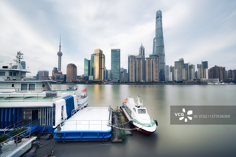 平静的黄浦江+上海市黄浦区外滩黄浦江图片素材