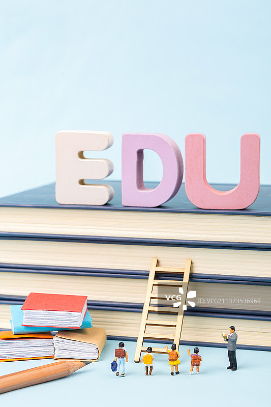 微缩景观EDU字母教育老师教导学生学习在书本前图片素材