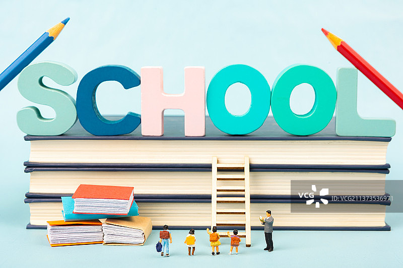 微缩景观字母school学校上学开学季老师教导学生在书籍前图片素材