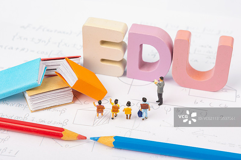 微缩景观字母EDU老师在草稿纸上教导学生学习知识图片素材