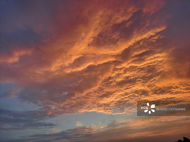 日落时戏剧性天空的低角度视图图片素材