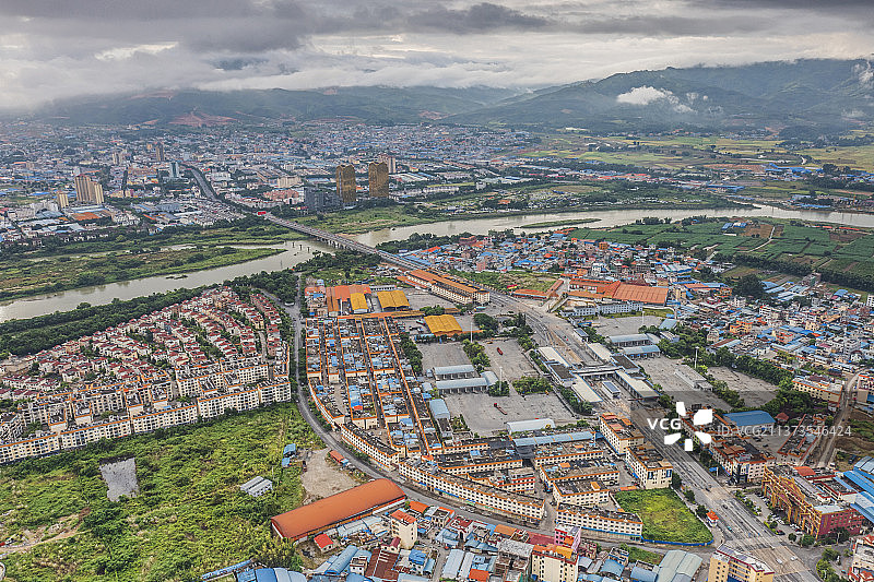 航拍神秘瑞丽城区雾气腾腾边境小城图片素材
