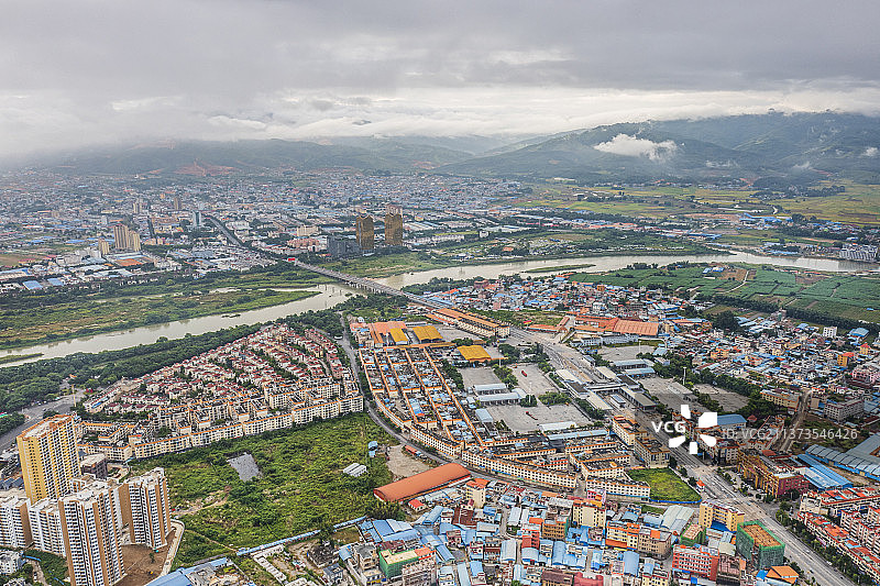 航拍神秘瑞丽城区雾气腾腾边境小城图片素材