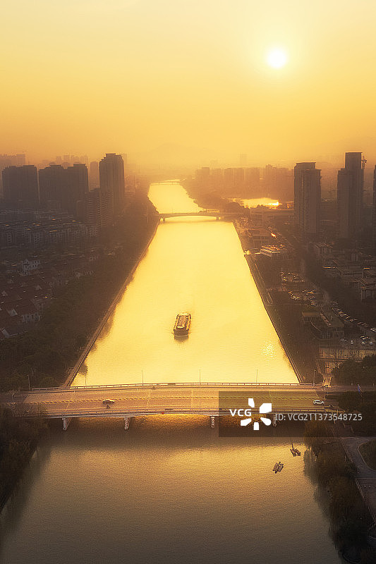 暮色中的白雀大桥+浙江省湖州市吴兴区-竖幅图片素材