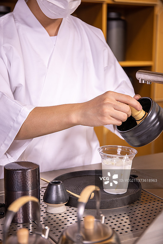 茶艺师制作抹茶咖啡图片素材
