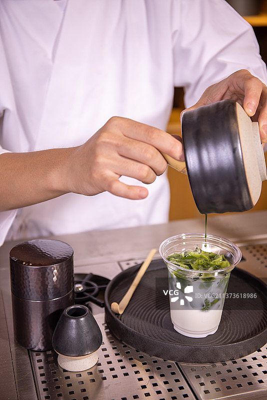 茶艺师制作抹茶咖啡图片素材