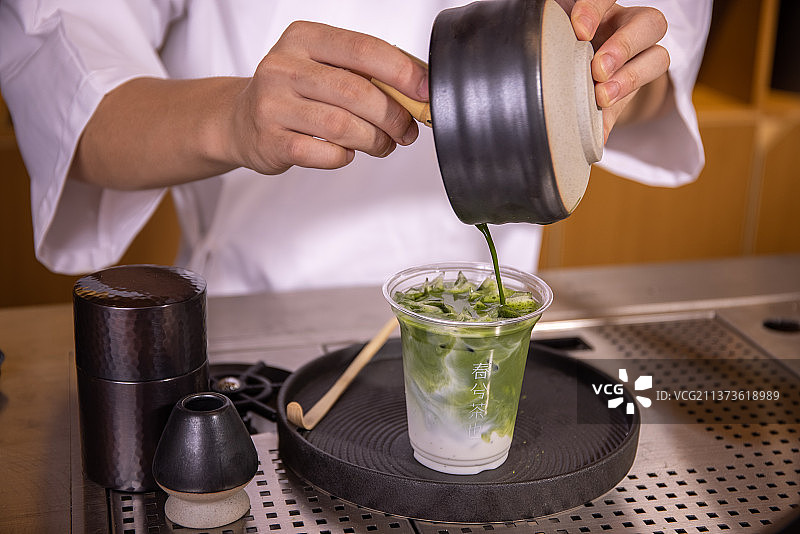 茶艺师制作抹茶咖啡图片素材