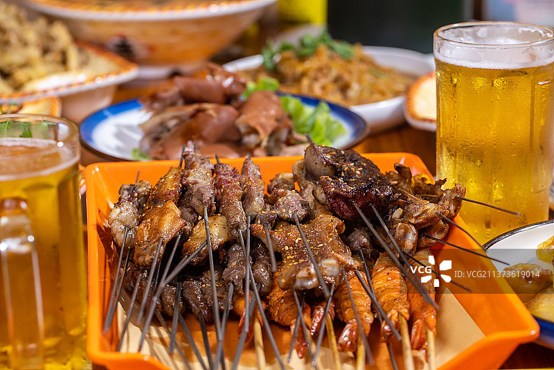 东北烧烤肉串聚餐图片素材