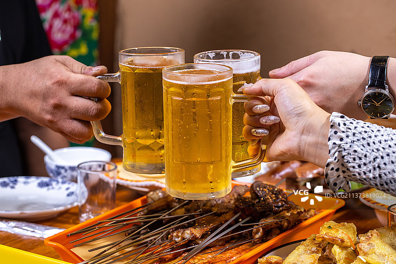 东北饭店朋友喝酒聚餐图片素材